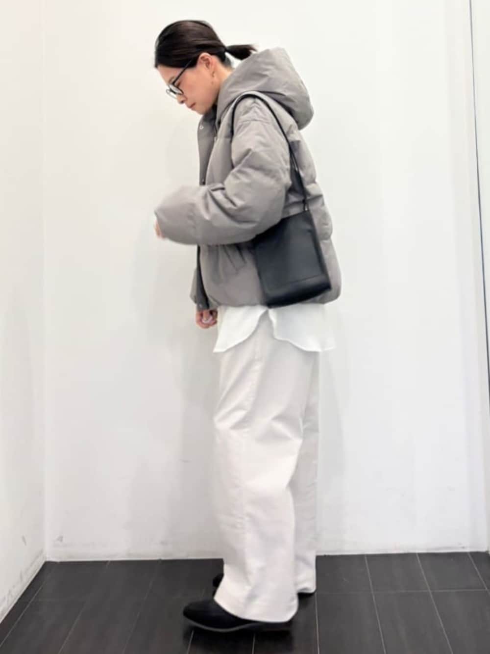 ホワイト系のシャツ/ブラウス、ベージュ系のベスト、ブラック系のその他シューズを着用したレディースの秋コーディネートの3枚目の写真