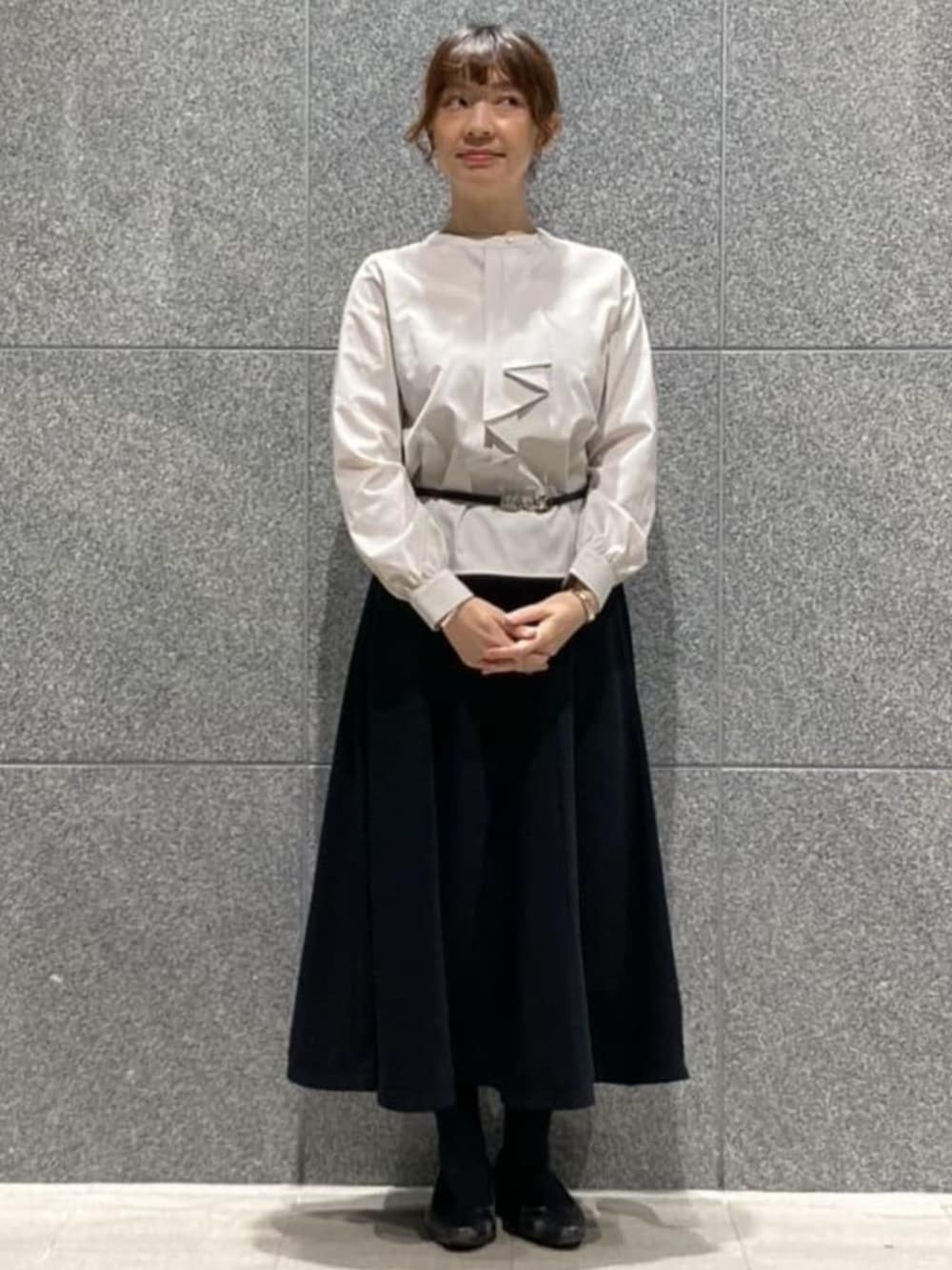 ブルー系のスカート、グレー系のシャツ/ブラウス、ブラック系のベルトを着用したレディースの冬コーディネートの5枚目の写真