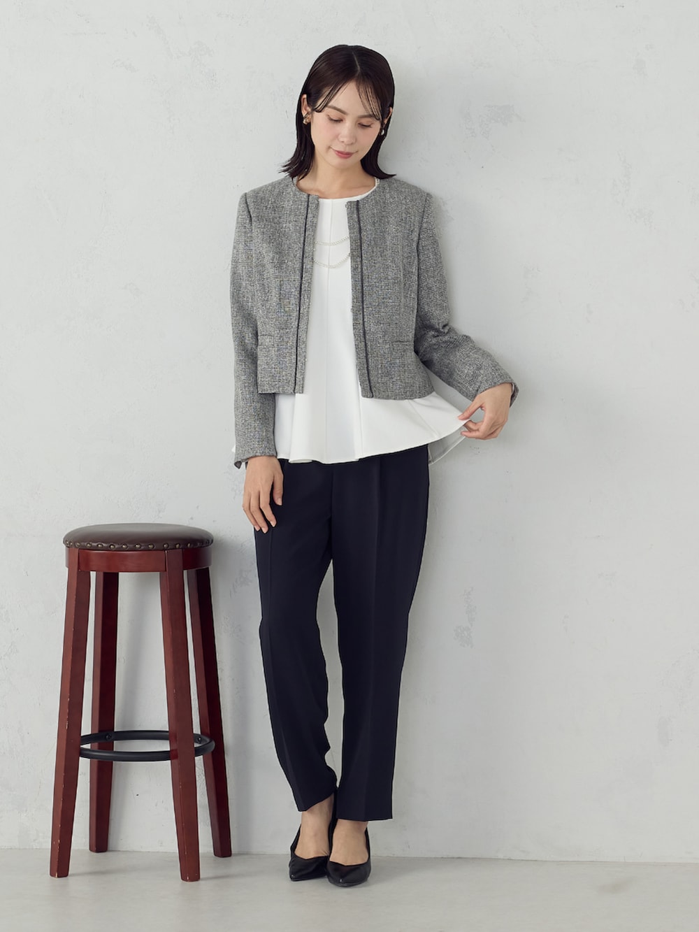 グレー系のノーカラージャケット、ホワイト系のシャツ/ブラウス、ブルー系のその他パンツを着用したレディースの冬コーディネートの2枚目の写真