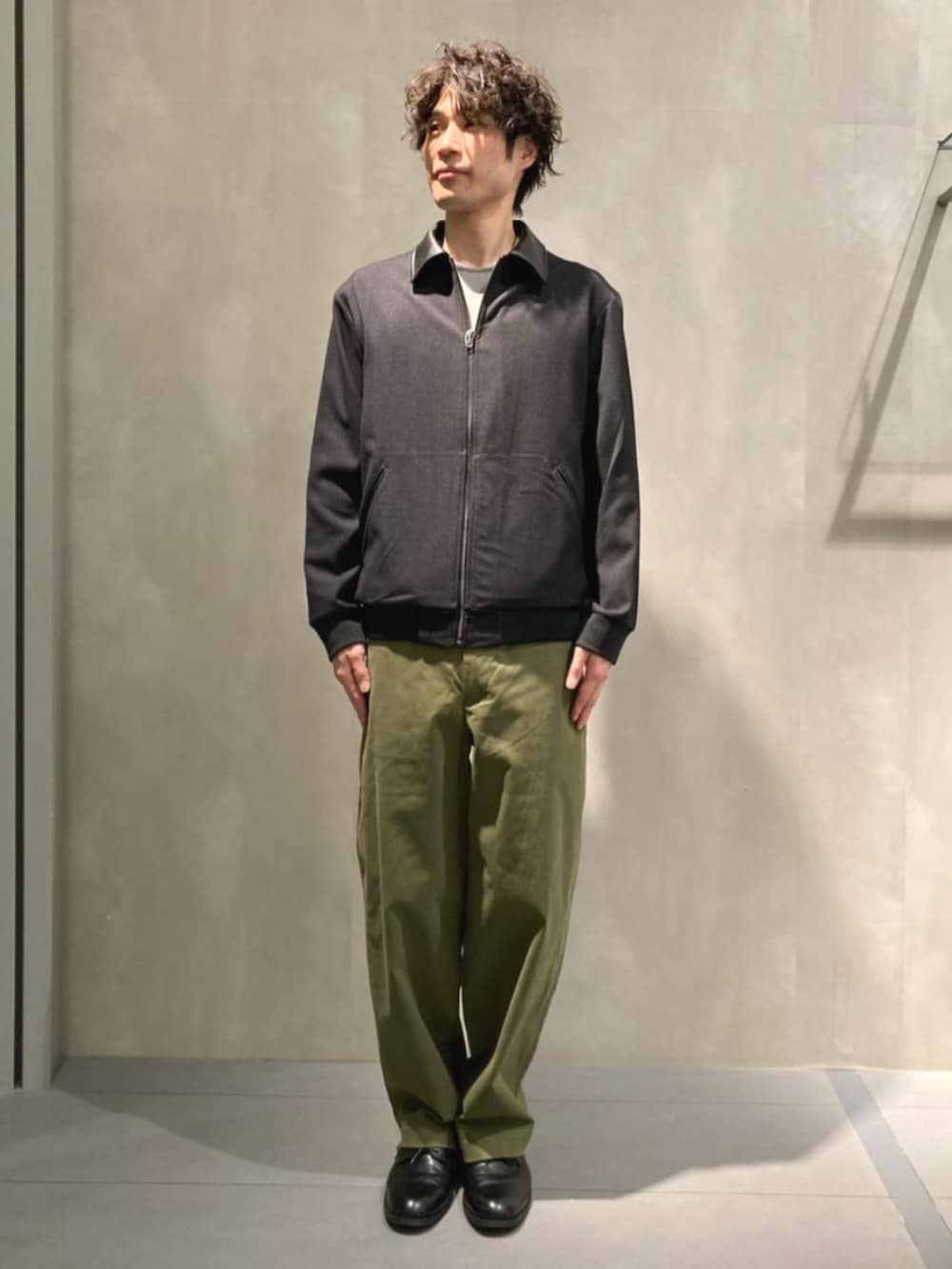 グリーン系のその他パンツ、ブラック系のブルゾン、グレー系のTシャツ/カットソーを着用したメンズの春コーディネートの3枚目の写真