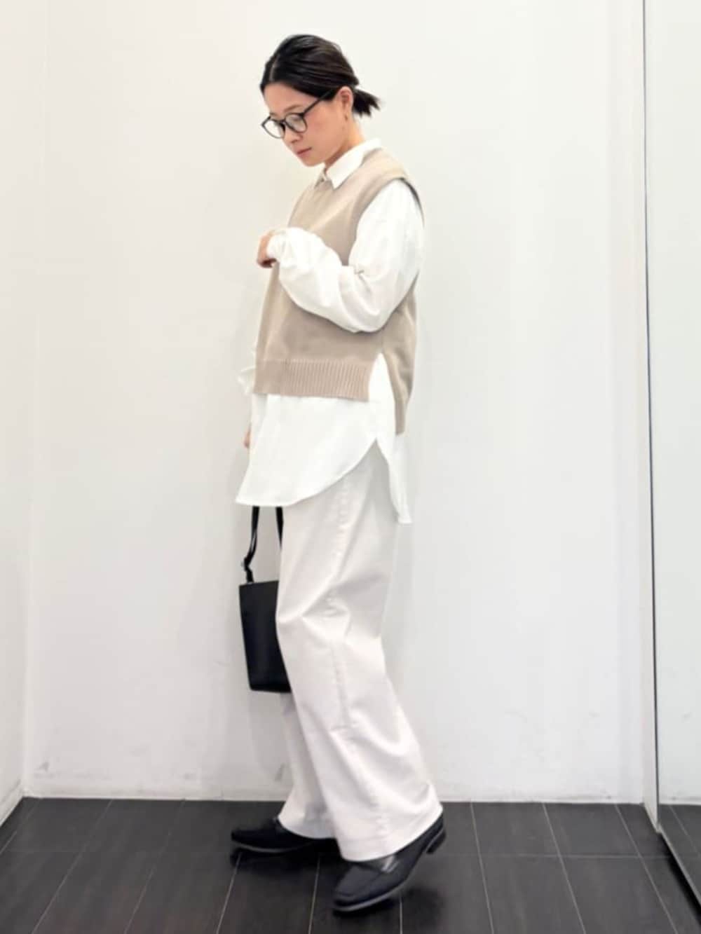ホワイト系のシャツ/ブラウス、ベージュ系のベスト、ブラック系のその他シューズを着用したレディースの秋コーディネートの5枚目の写真