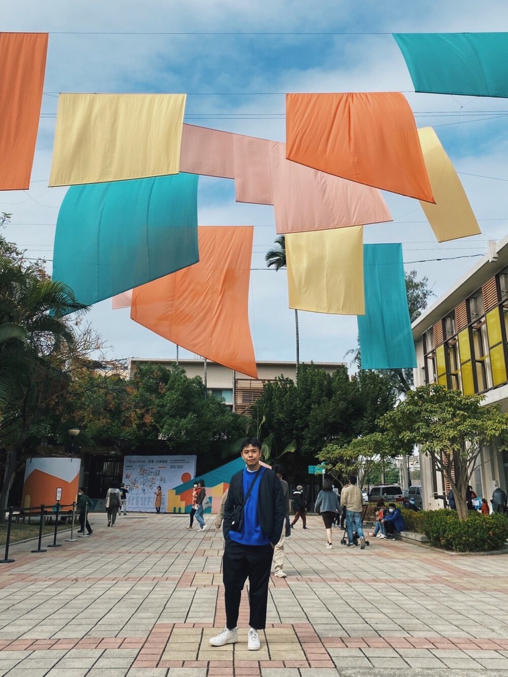 ブラック系のジャケット/アウター、ホワイト系のスニーカー、ブラック系のバッグを着用したメンズの冬コーディネートの2枚目の写真