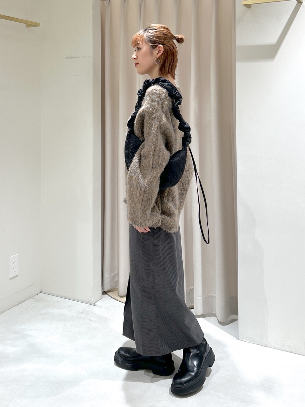 ベージュ系のニット/セーターを着用したレディースの冬コーディネートの3枚目の写真