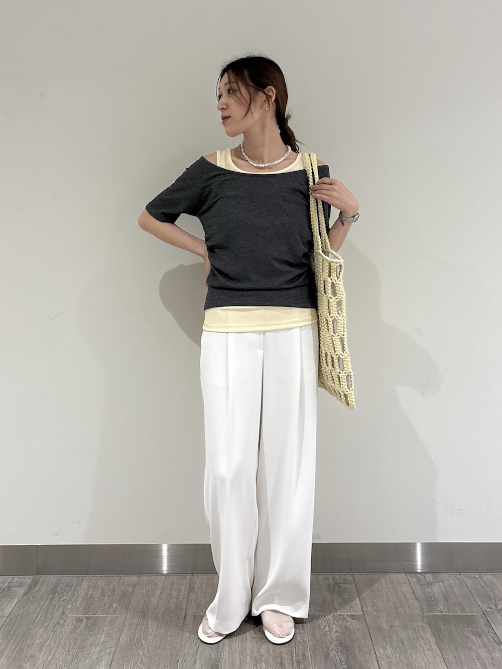 グレー系のTシャツ/カットソー、ホワイト系のその他パンツを着用したレディースの夏コーディネートの2枚目の写真