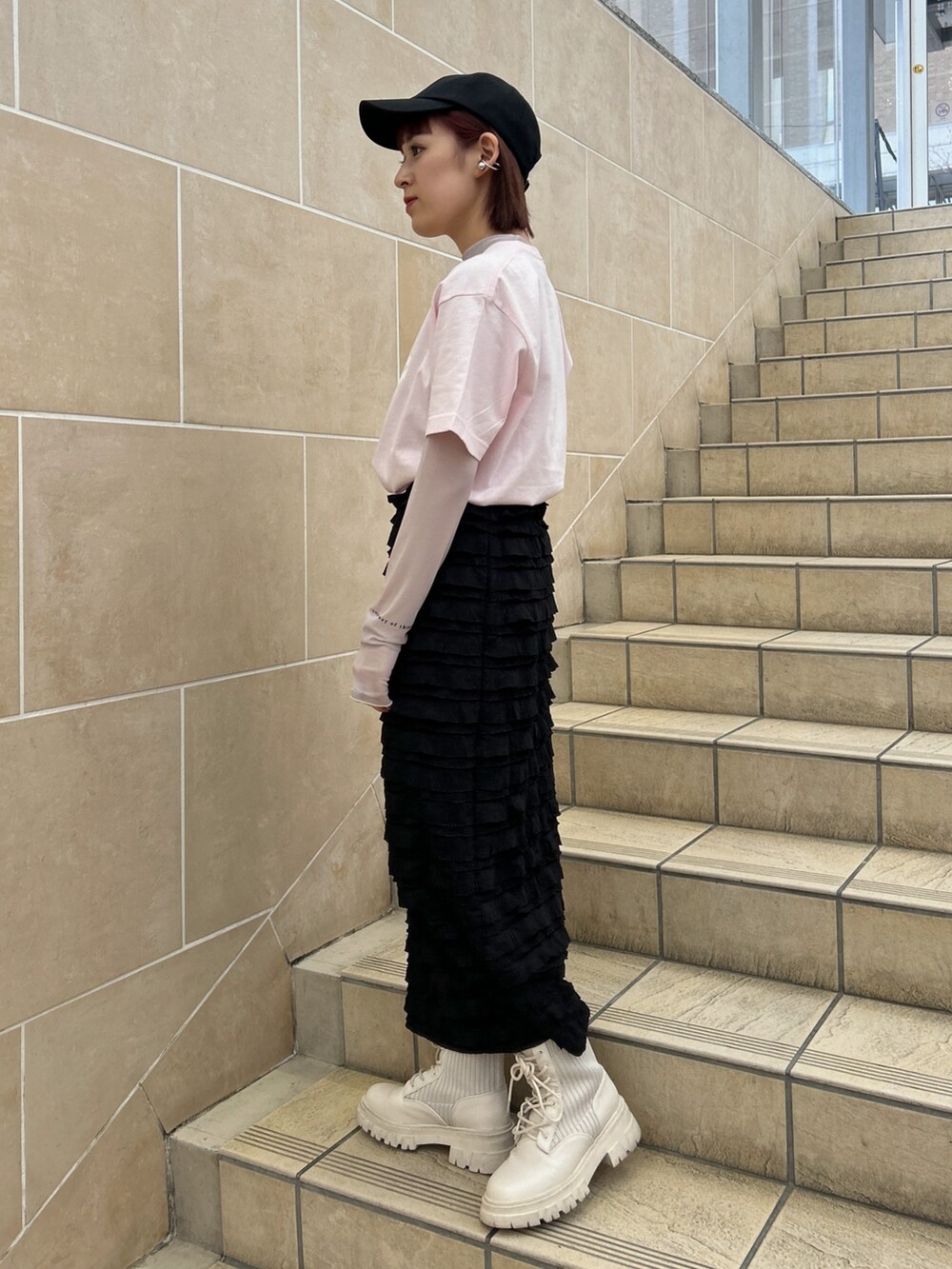 ピンク系のTシャツ/カットソー、ベージュ系のTシャツ/カットソー、ブラック系のスカートを着用したレディースの春コーディネートの4枚目の写真