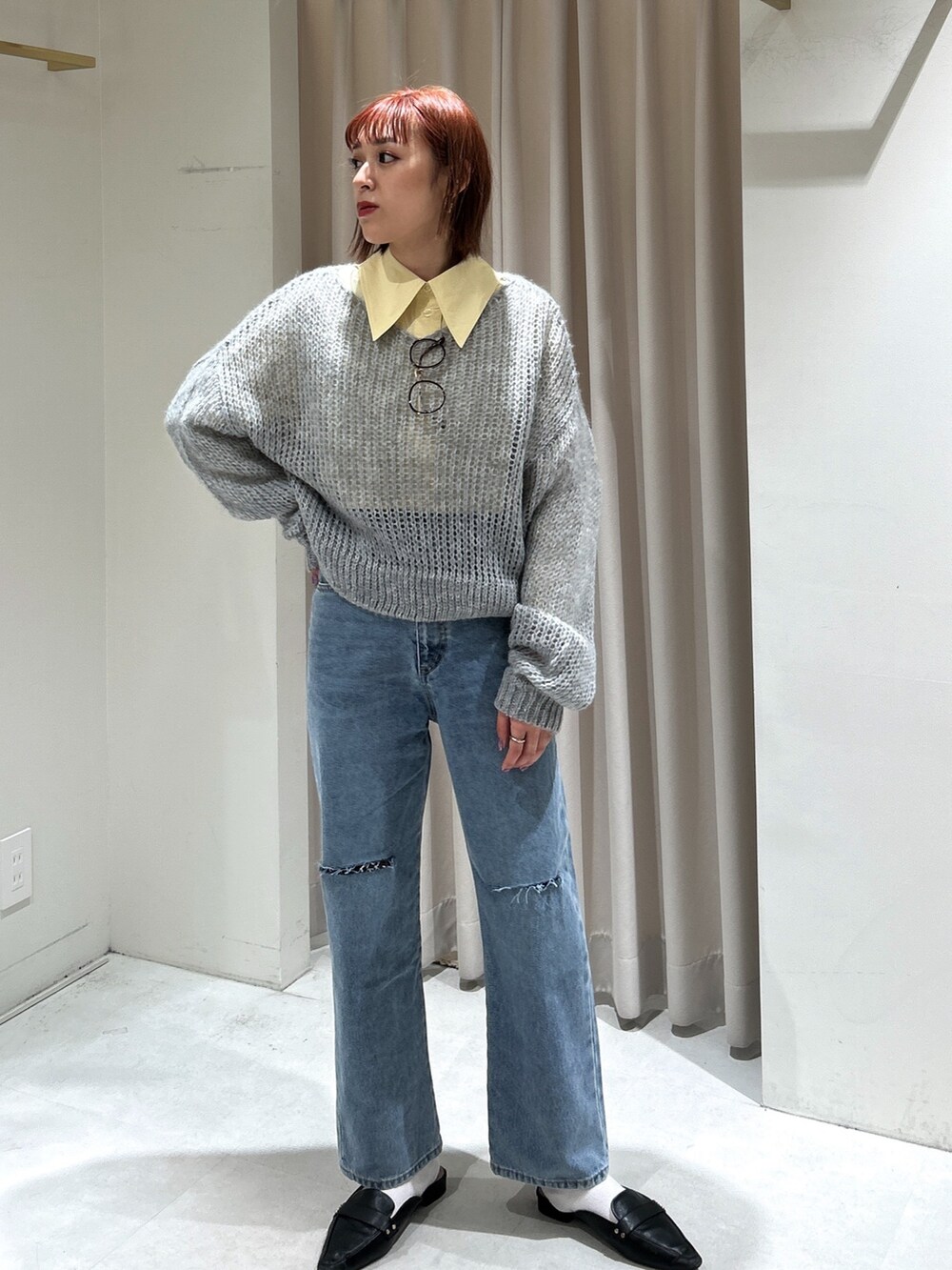 イエロー系のシャツ/ブラウス、グレー系のニット/セーターを着用したレディースの春コーディネートの2枚目の写真