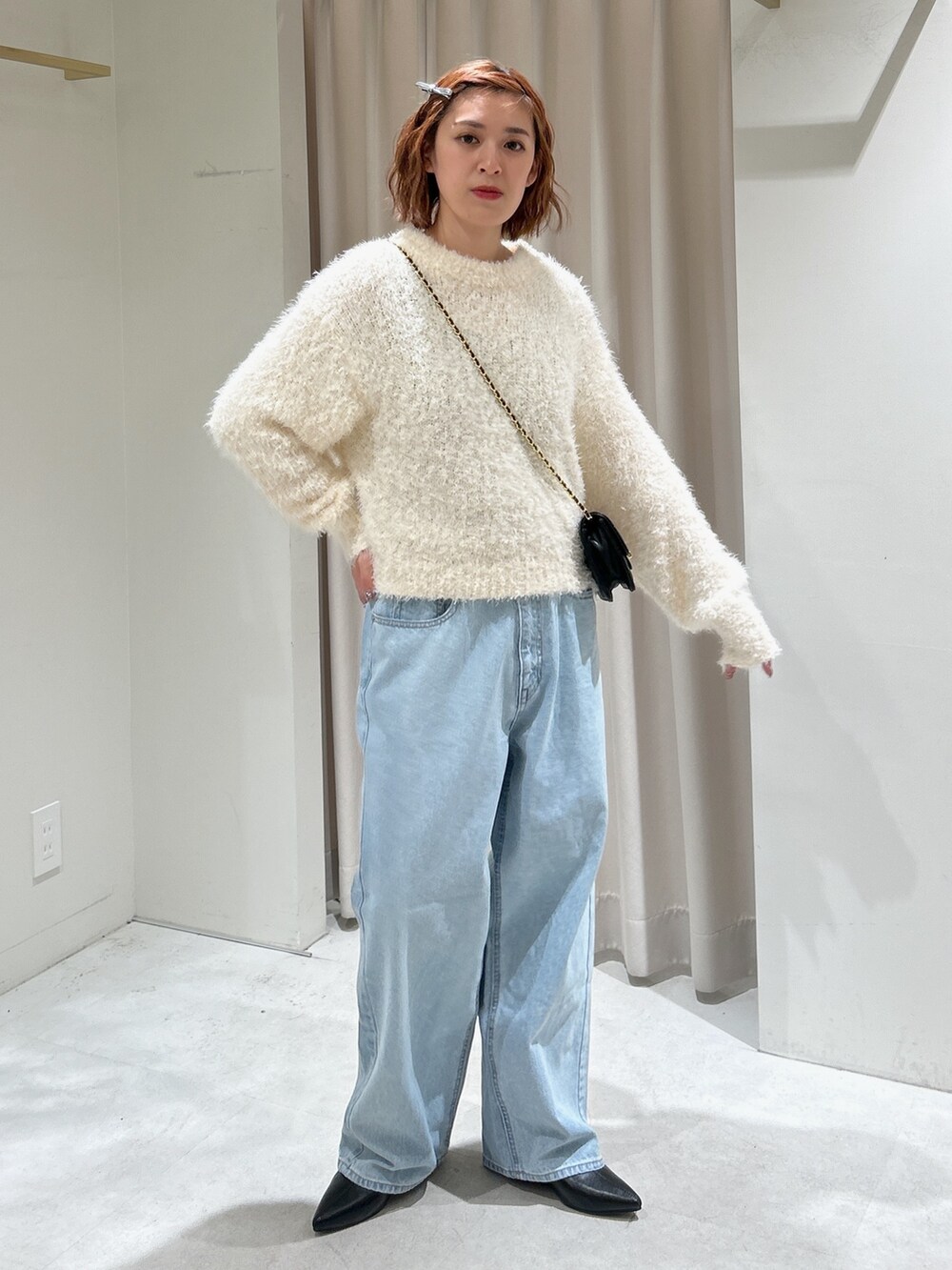 ホワイト系のニット/セーターを着用したレディースの冬コーディネートの2枚目の写真