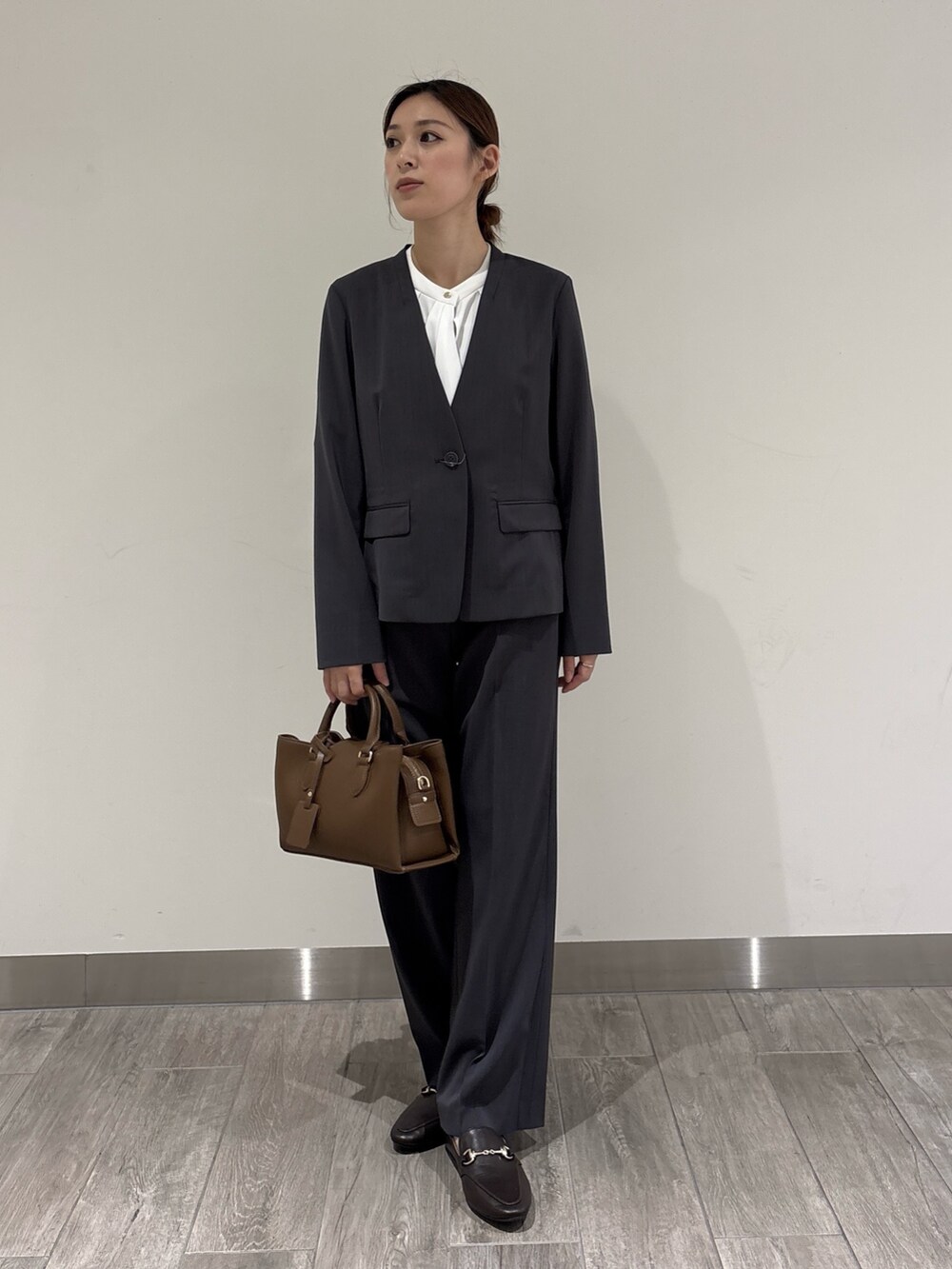 グレー系のその他パンツ、グレー系のノーカラージャケットを着用したレディースの夏コーディネートの3枚目の写真