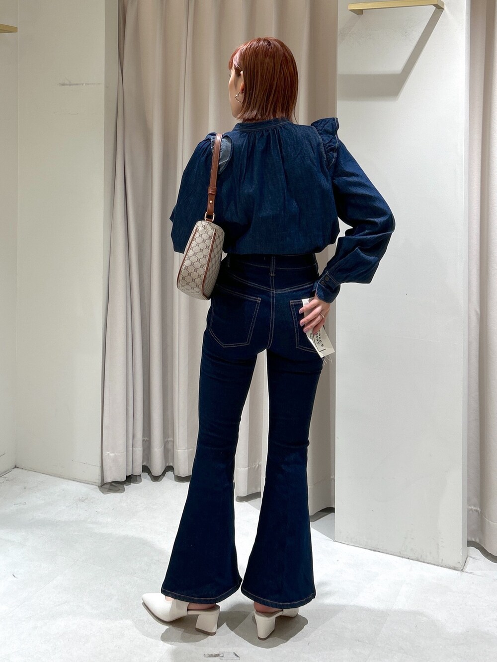 ホワイト系のパンプス、ベージュ系のショルダーバッグ、ブルー系のその他パンツを着用したレディースの春コーディネートの2枚目の写真