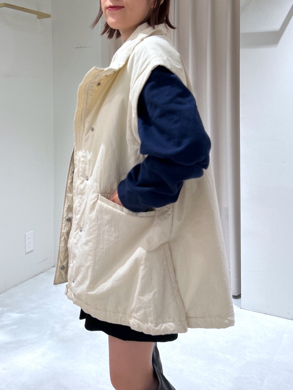 ブラック系のその他パンツ、ブルー系のスウェット、ホワイト系のダウンジャケット/コートを着用したレディースの秋コーディネートの5枚目の写真