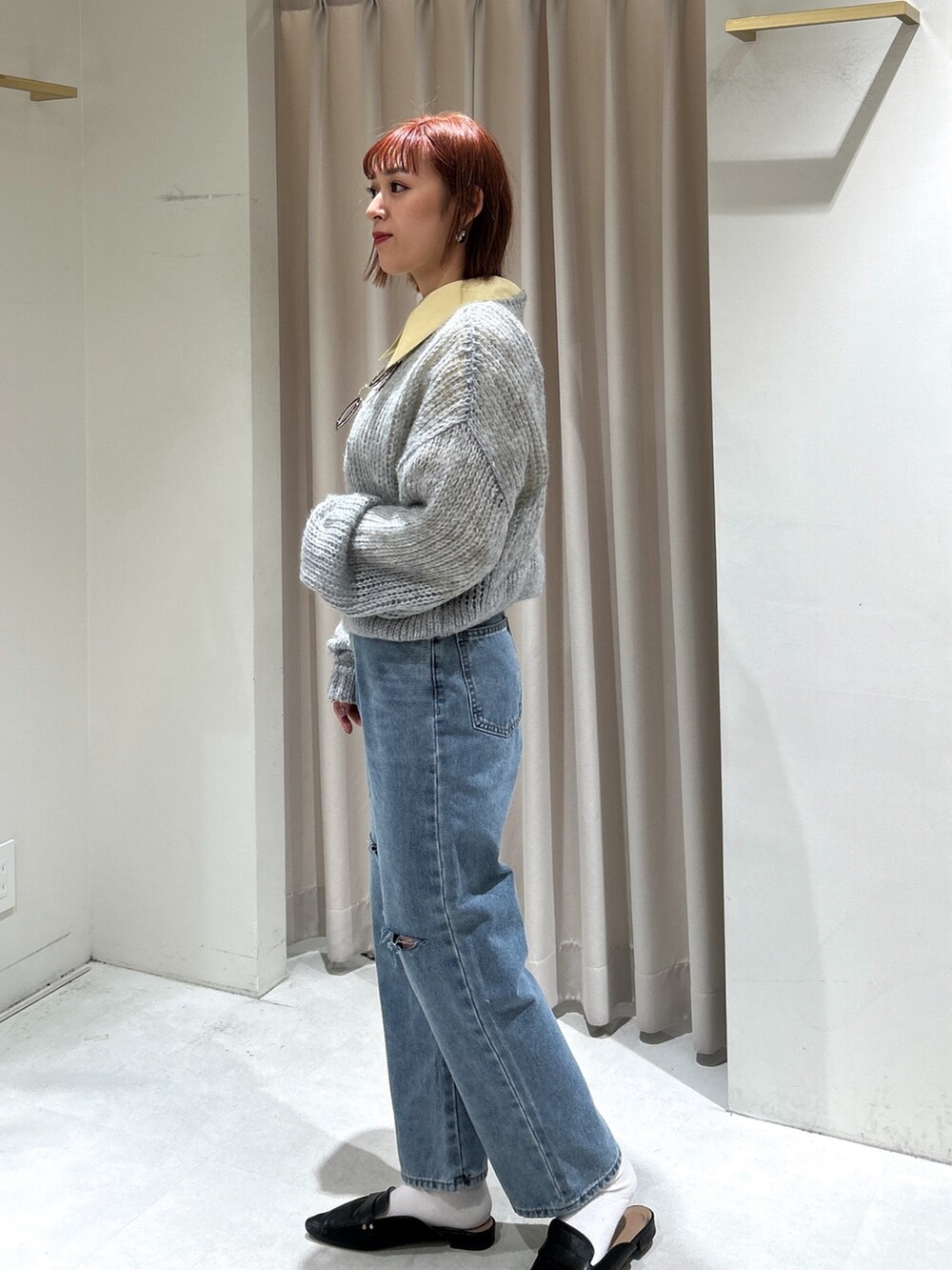 イエロー系のシャツ/ブラウス、グレー系のニット/セーターを着用したレディースの春コーディネートの3枚目の写真