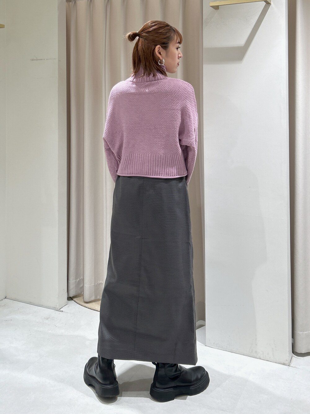 ピンク系のニット/セーター、グレー系のスカートを着用したレディースの冬コーディネートの3枚目の写真