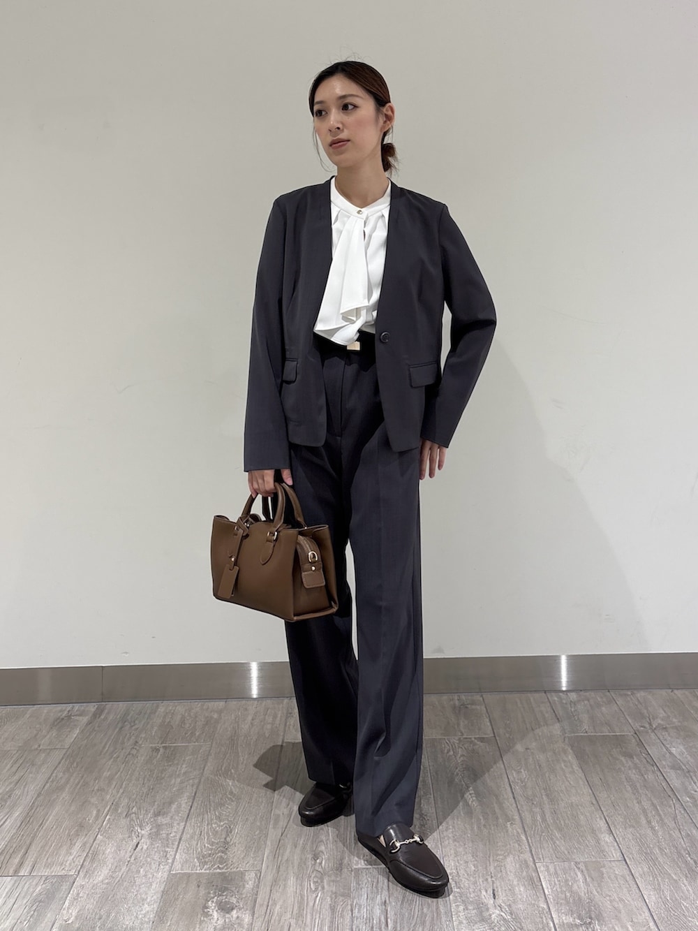 グレー系のその他パンツ、グレー系のノーカラージャケットを着用したレディースの夏コーディネートの2枚目の写真