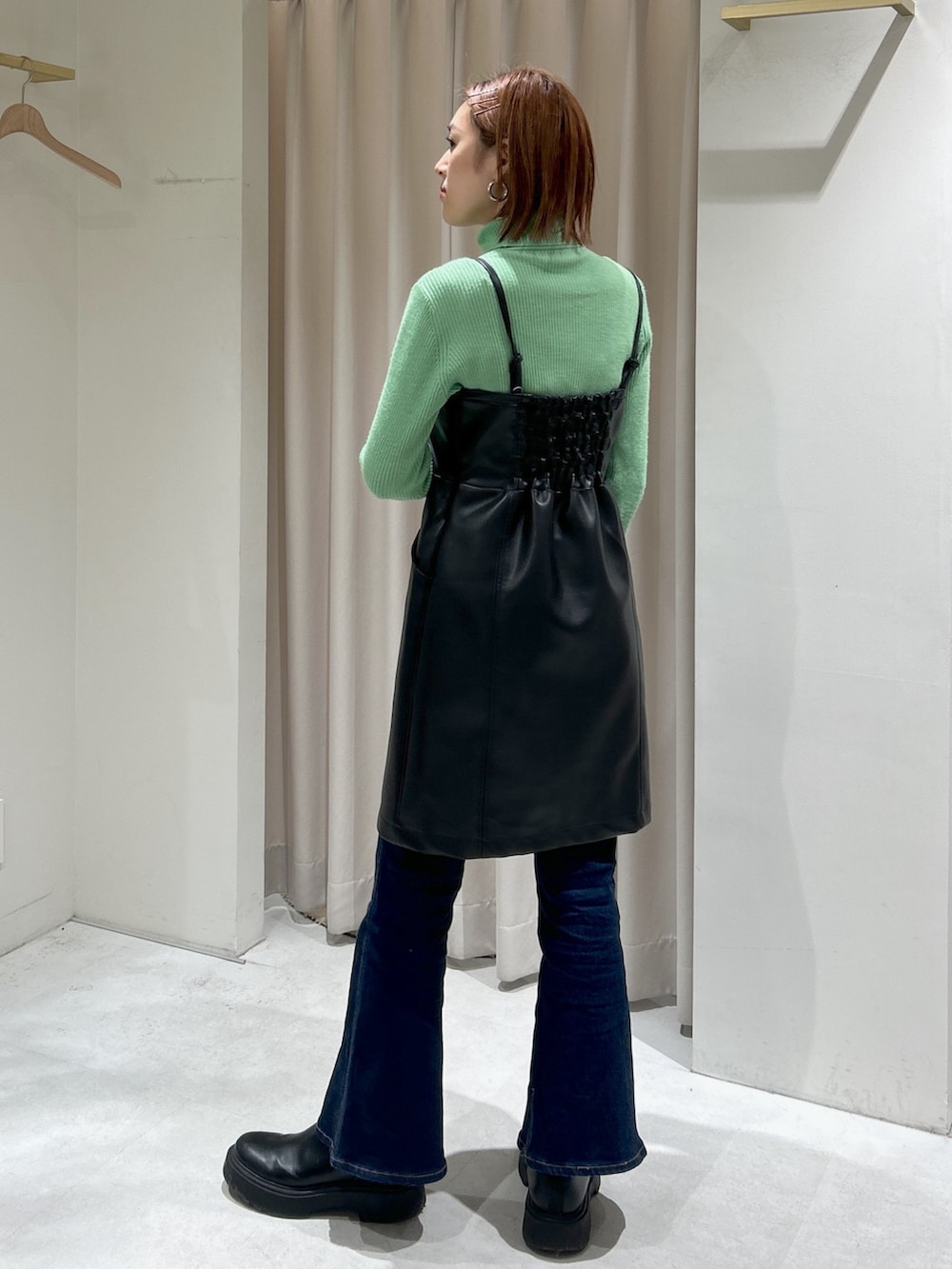 グリーン系のニット/セーター、ブラック系のワンピース、ブルー系のその他パンツを着用したレディースの冬コーディネートの3枚目の写真