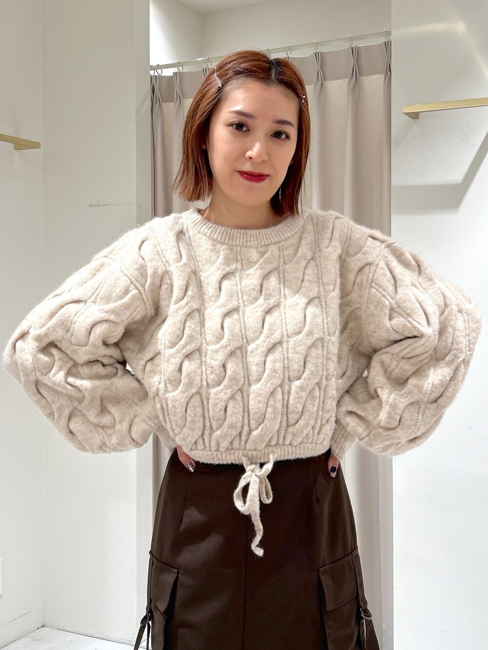 ホワイト系のニット/セーターを着用したレディースの冬コーディネートの3枚目の写真