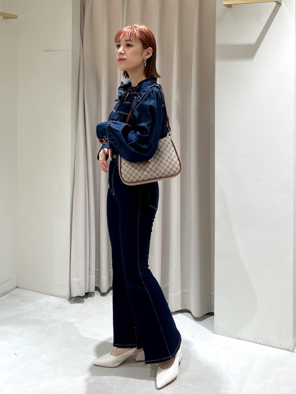 ホワイト系のパンプス、ベージュ系のショルダーバッグ、ブルー系のその他パンツを着用したレディースの春コーディネートの3枚目の写真