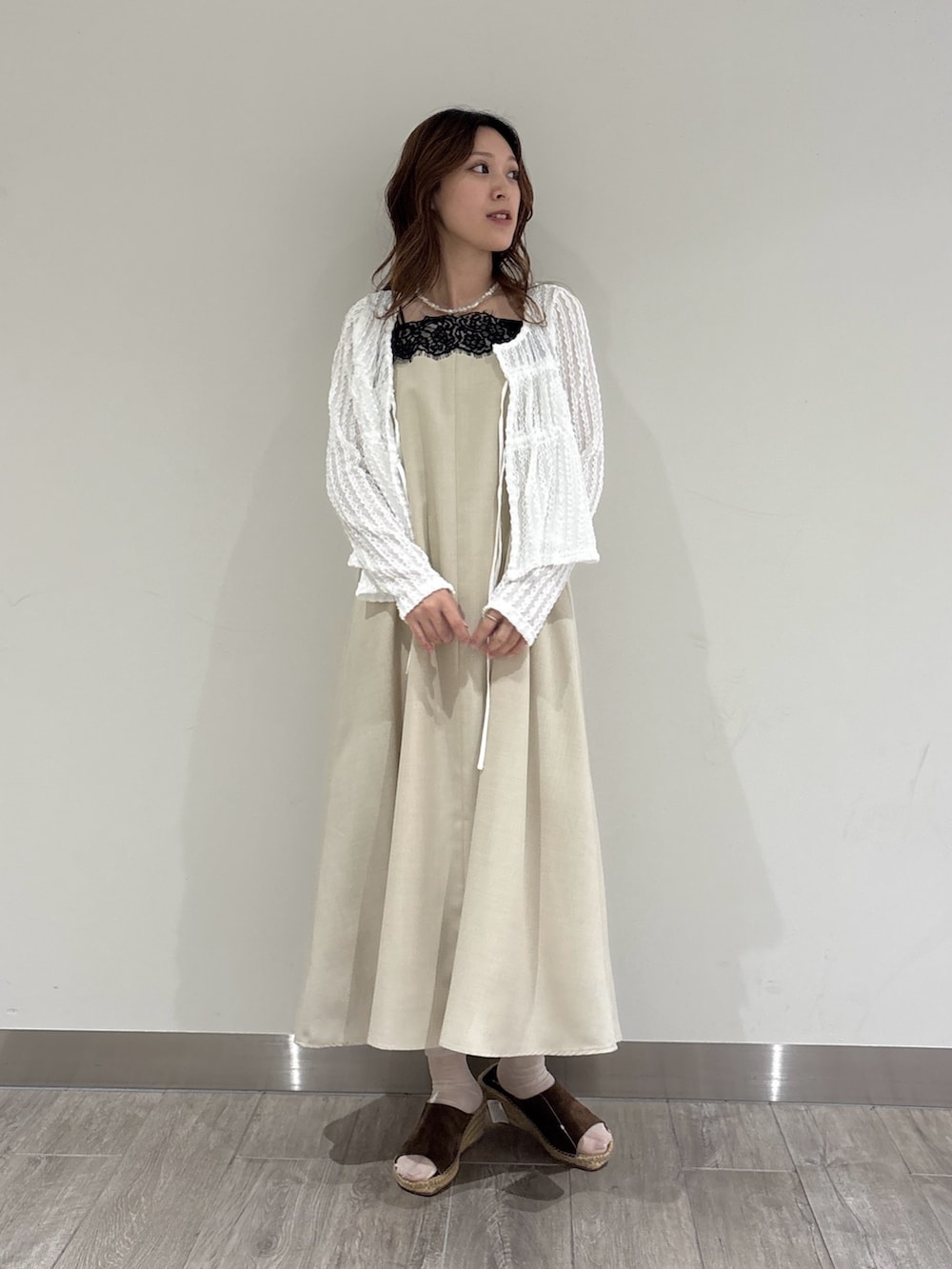 ホワイト系のカーディガン/ボレロ、ベージュ系のワンピースを着用したレディースの夏コーディネートの2枚目の写真