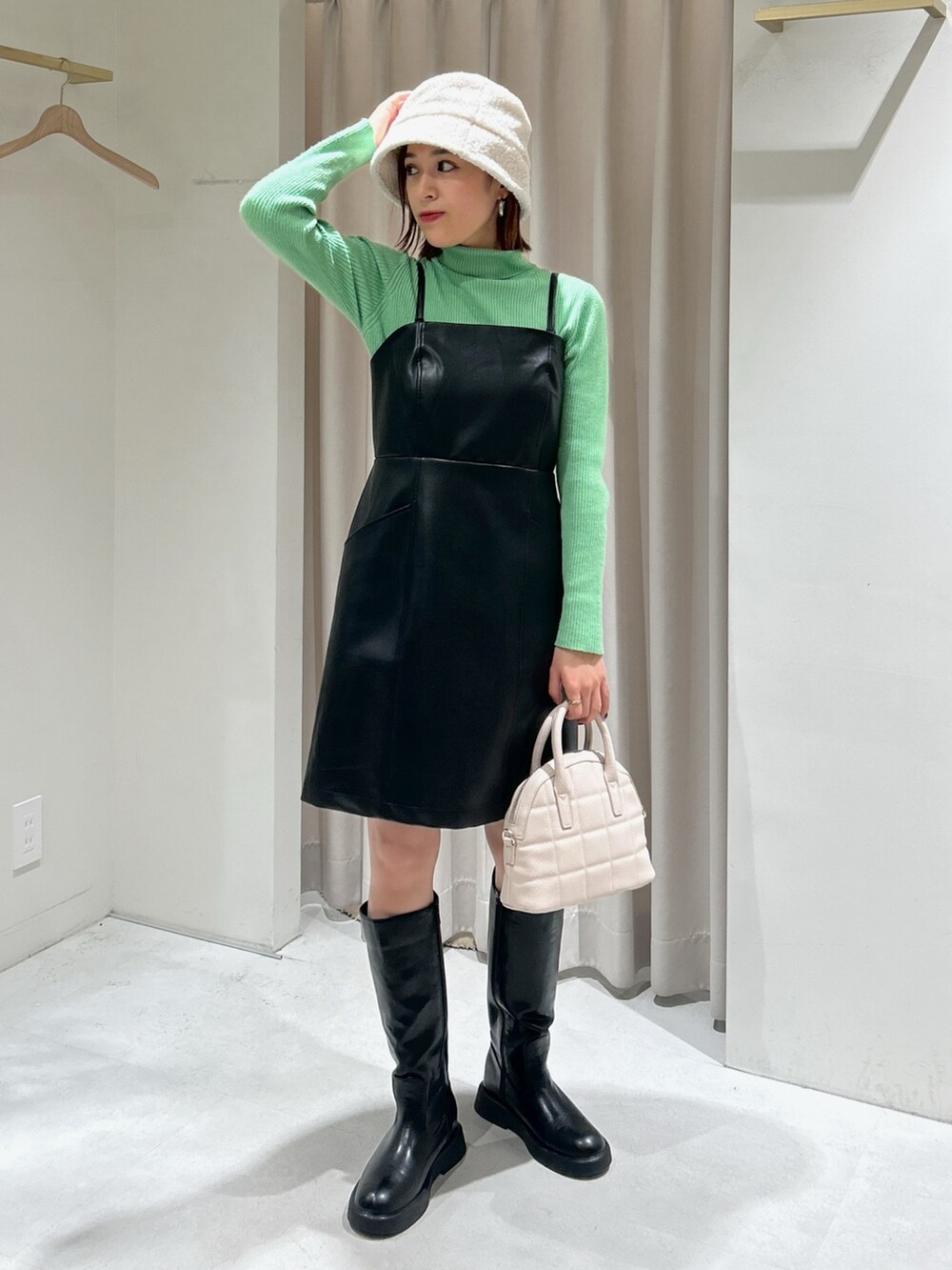 ブラック系のワンピースを着用したレディースの冬コーディネートの2枚目の写真