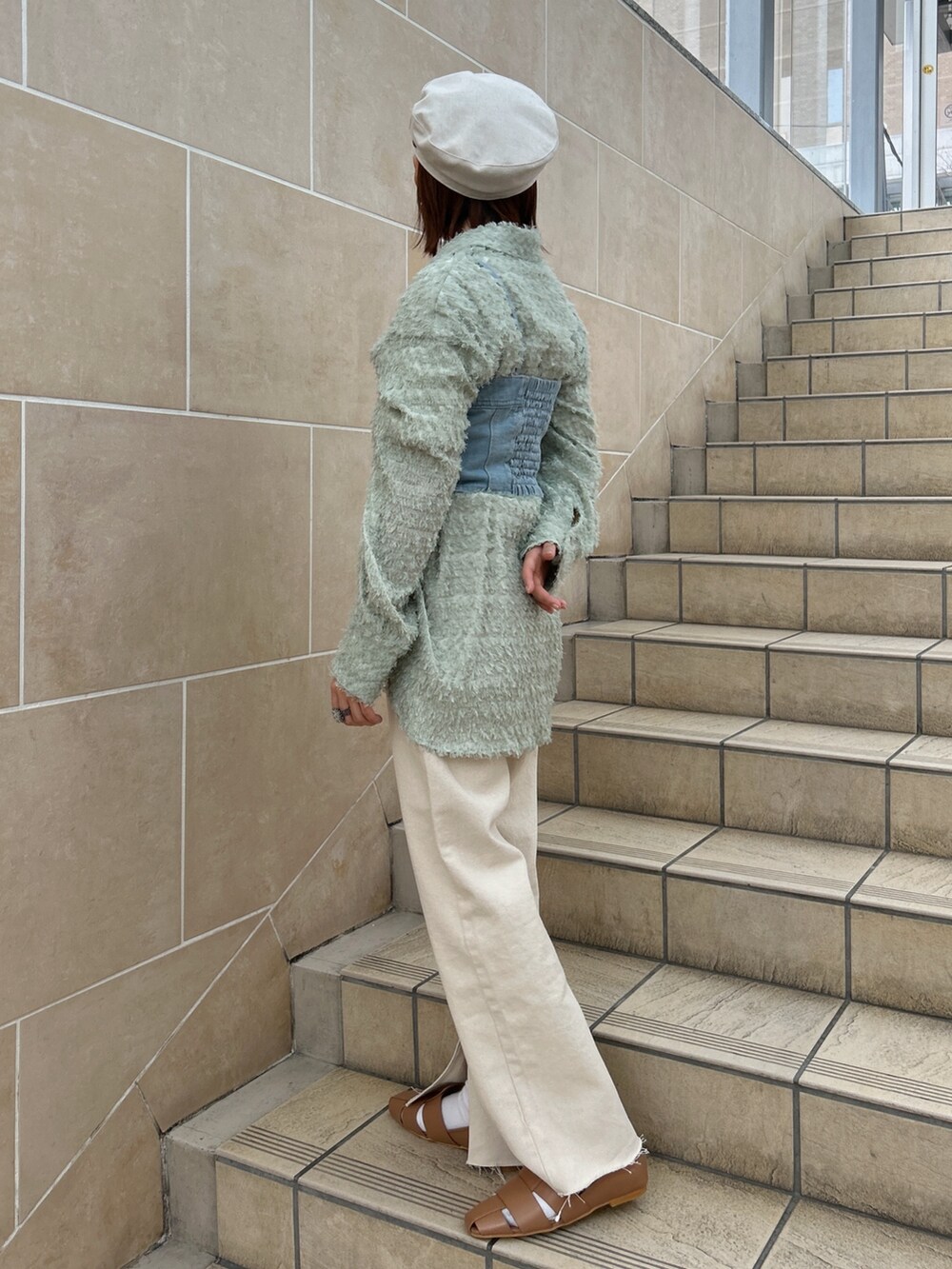 グリーン系のシャツ/ブラウス、ホワイト系のデニムパンツを着用したレディースの春コーディネートの3枚目の写真