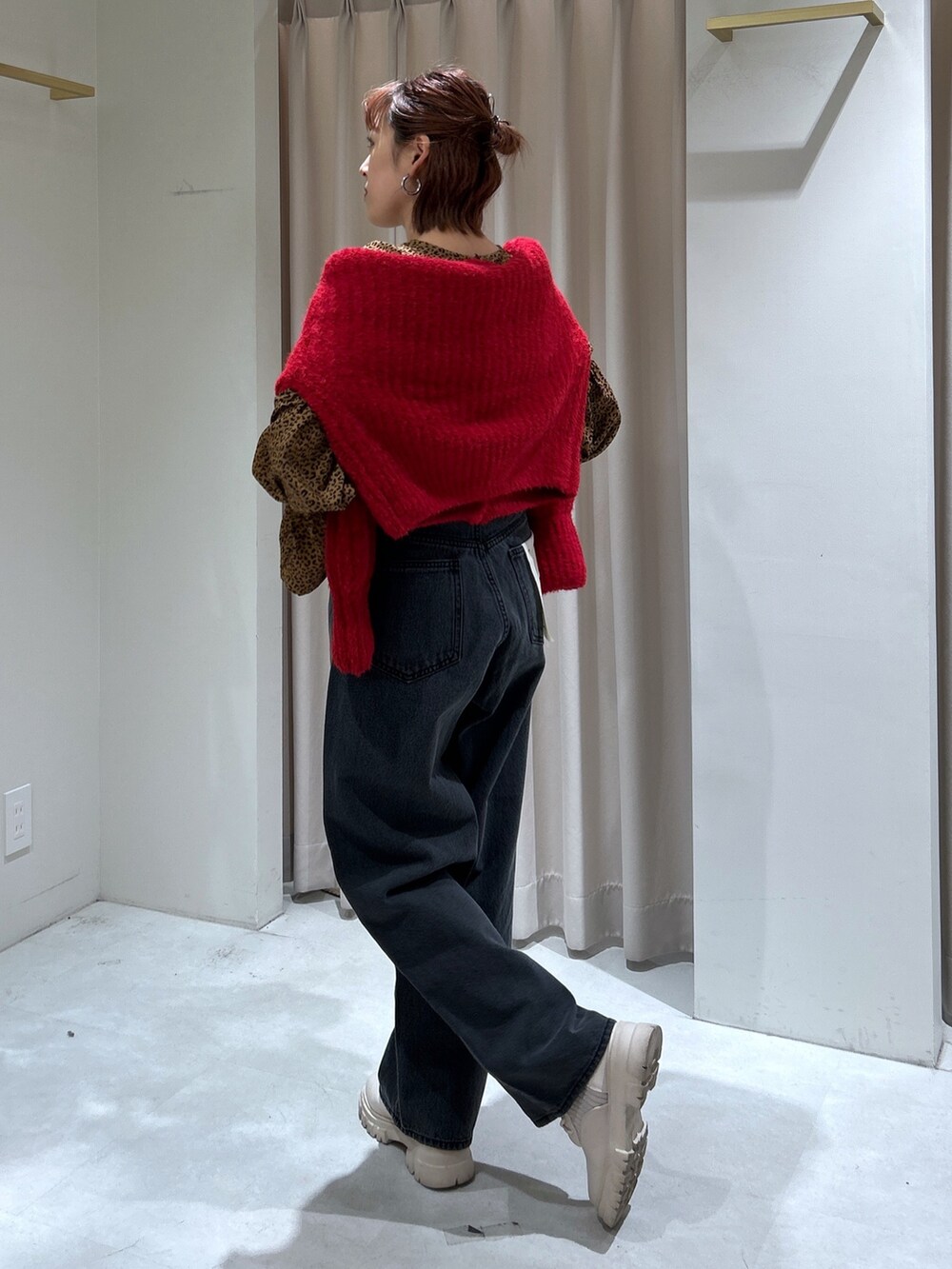 ベージュ系のシャツ/ブラウス、ブラック系のデニムパンツ、レッド系のカーディガン/ボレロを着用したレディースの秋コーディネートの3枚目の写真