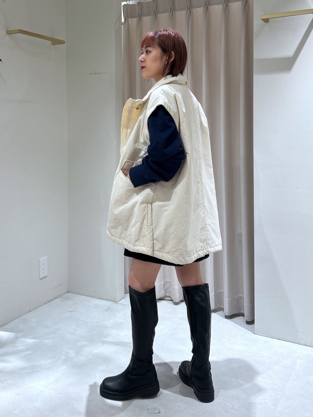 ブラック系のその他パンツ、ブルー系のスウェット、ホワイト系のダウンジャケット/コートを着用したレディースの秋コーディネートの3枚目の写真