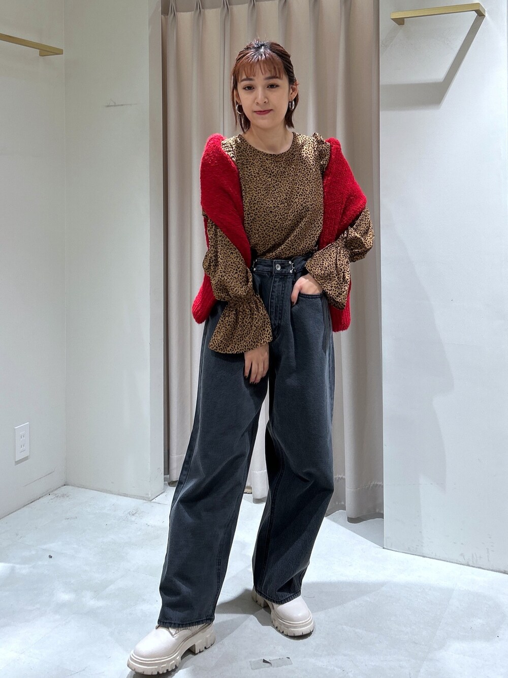 ベージュ系のシャツ/ブラウス、ブラック系のデニムパンツ、レッド系のカーディガン/ボレロを着用したレディースの秋コーディネートの2枚目の写真