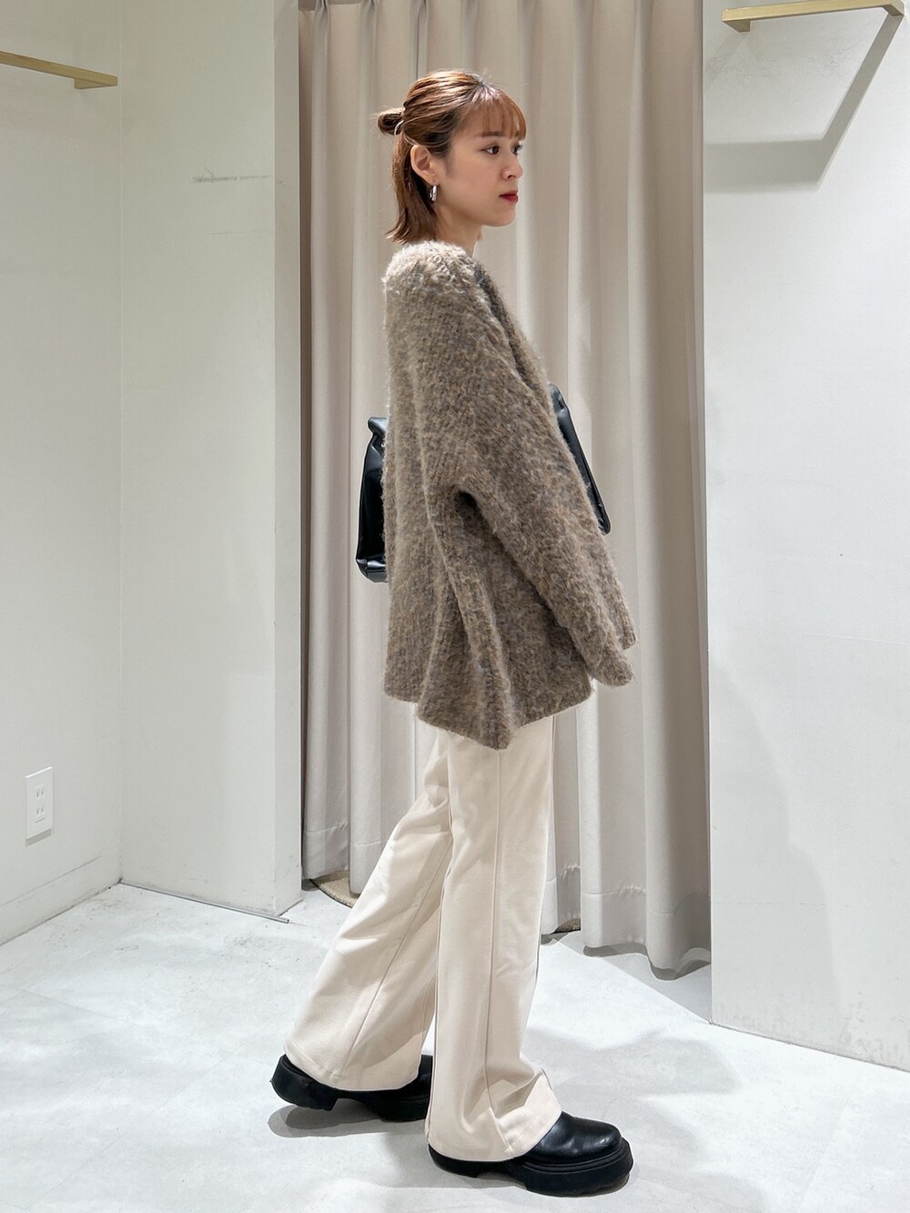 ベージュ系のその他パンツ、ベージュ系のニット/セーターを着用したレディースの冬コーディネートの2枚目の写真