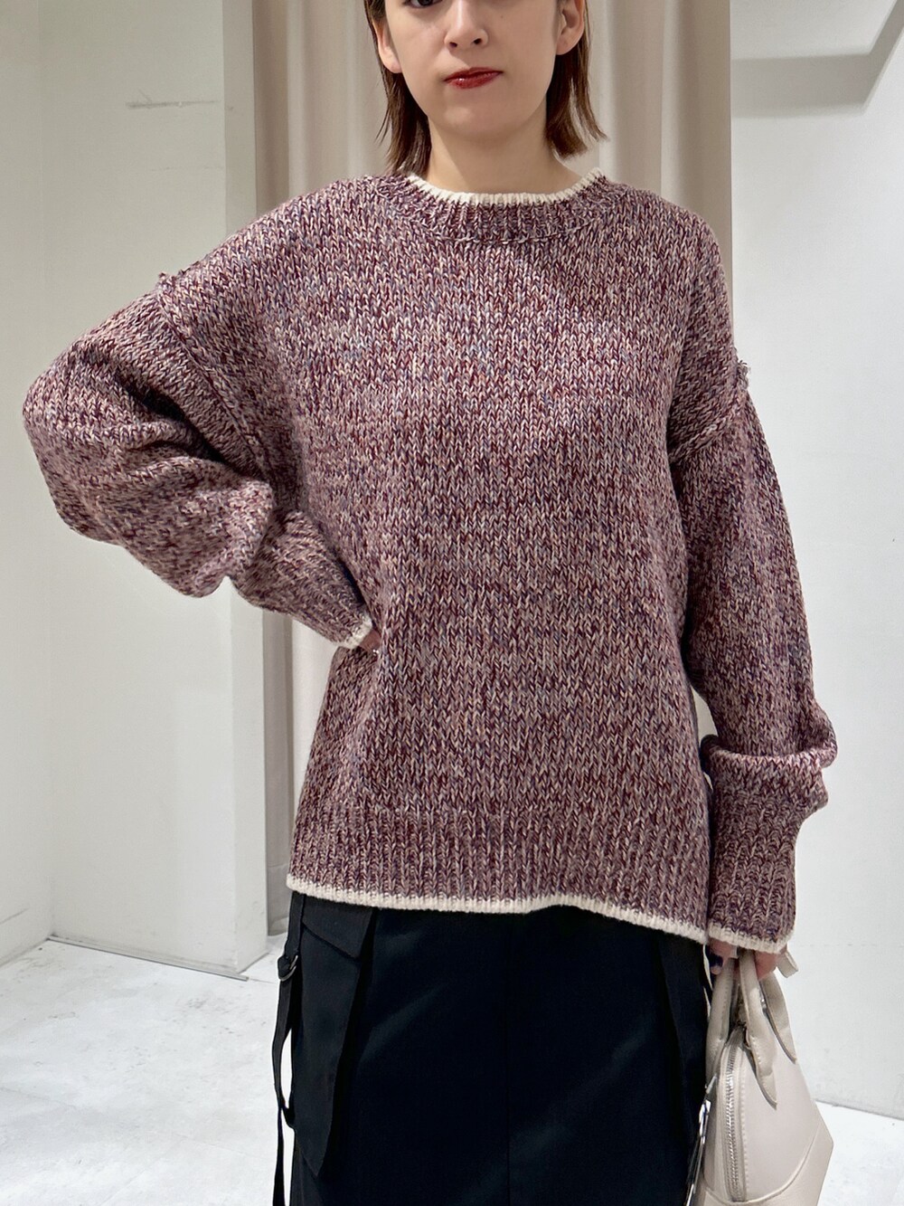 レッド系のニット/セーターを着用したレディースの冬コーディネートの4枚目の写真