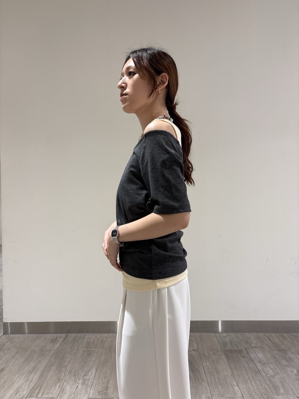 グレー系のTシャツ/カットソー、ホワイト系のその他パンツを着用したレディースの夏コーディネートの5枚目の写真