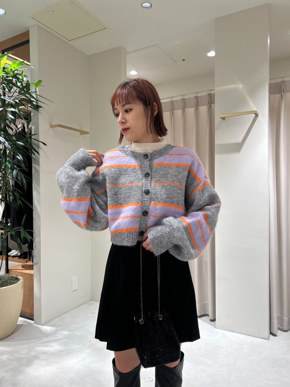 グレー系のニット/セーター、ホワイト系のTシャツ/カットソー、ブラック系のその他パンツを着用したレディースの秋コーディネートの4枚目の写真