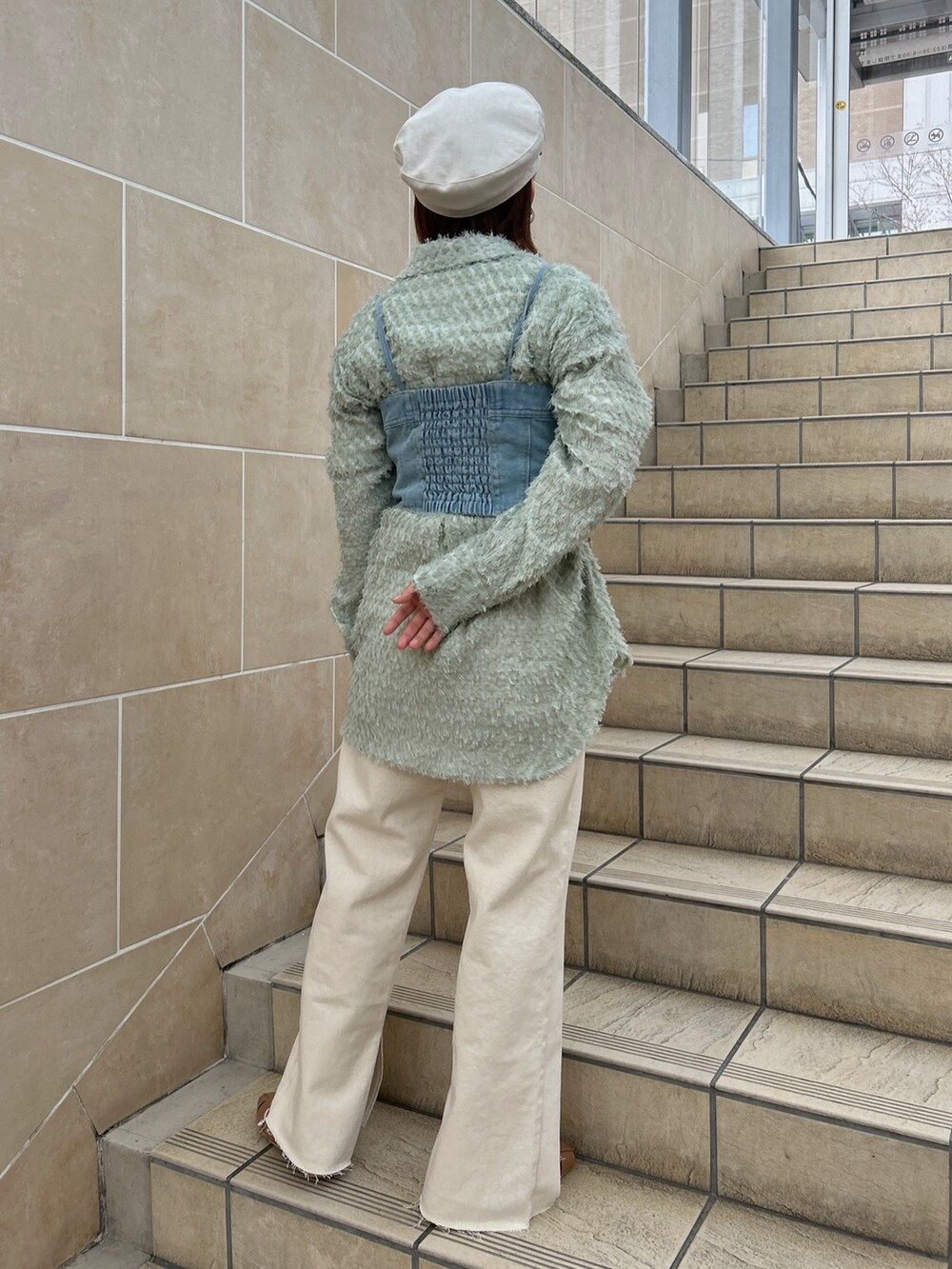 グリーン系のシャツ/ブラウス、ホワイト系のデニムパンツを着用したレディースの春コーディネートの4枚目の写真