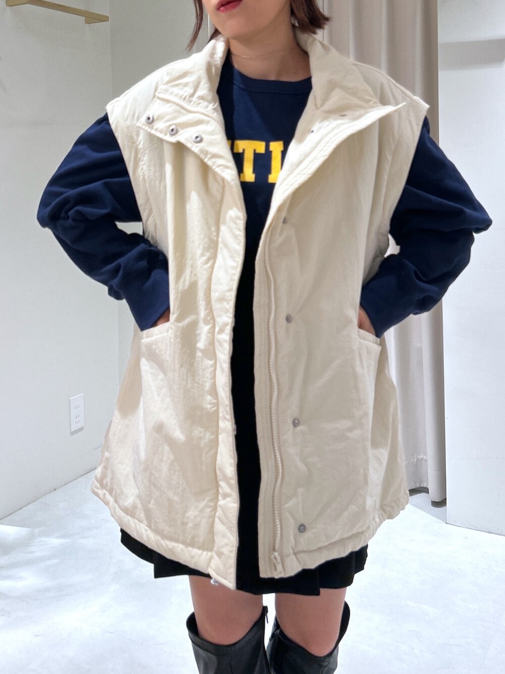 ブラック系のその他パンツ、ブルー系のスウェット、ホワイト系のダウンジャケット/コートを着用したレディースの秋コーディネートの4枚目の写真