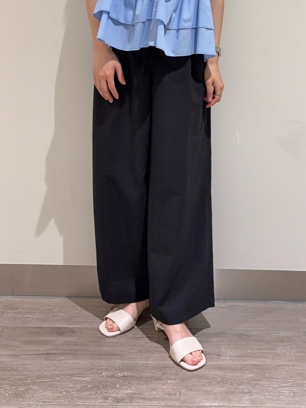 ブルー系のシャツ/ブラウス、グレー系のその他パンツ、ホワイト系のカーディガン/ボレロを着用したレディースの夏コーディネートの3枚目の写真