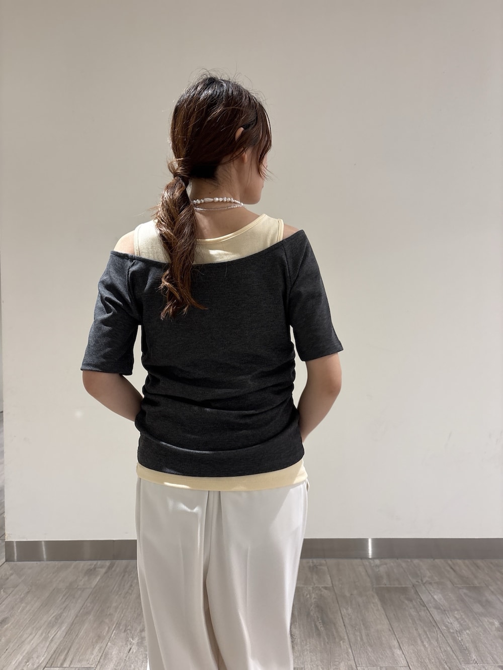 グレー系のTシャツ/カットソー、ホワイト系のその他パンツを着用したレディースの夏コーディネートの6枚目の写真