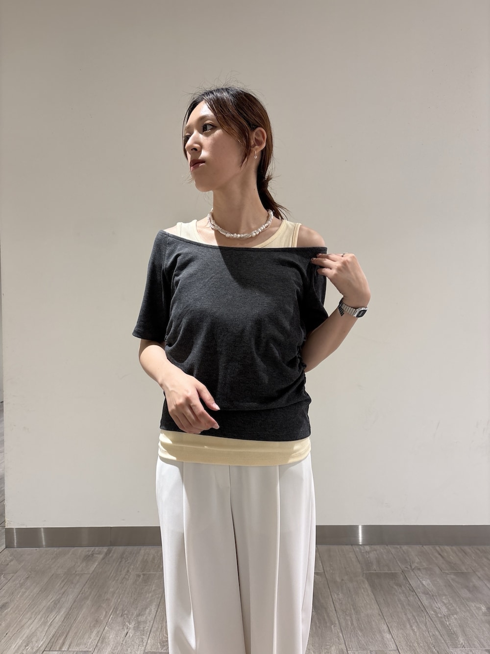 グレー系のTシャツ/カットソー、ホワイト系のその他パンツを着用したレディースの夏コーディネートの4枚目の写真