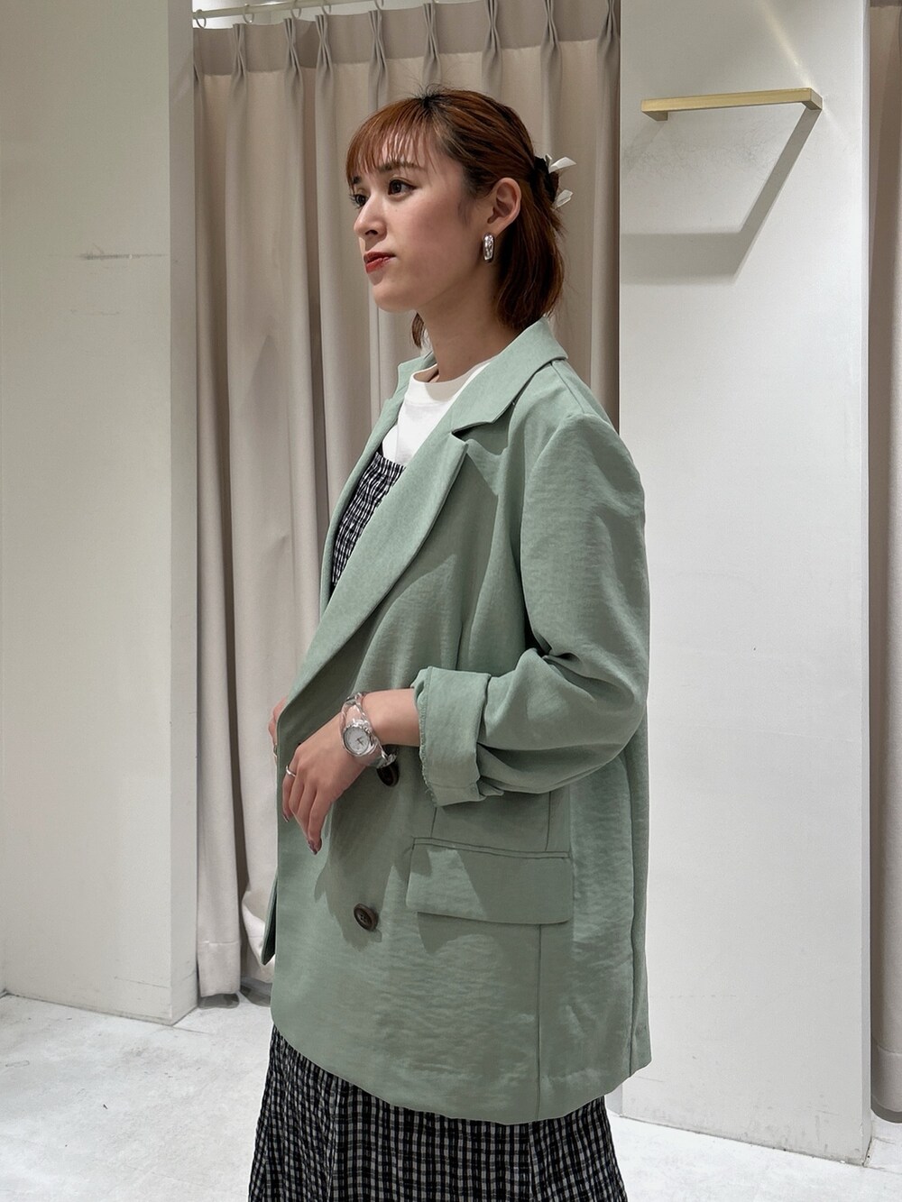ブラック系のワンピース、グリーン系のテーラードジャケット、ホワイト系のTシャツ/カットソーを着用したレディースの春コーディネートの3枚目の写真
