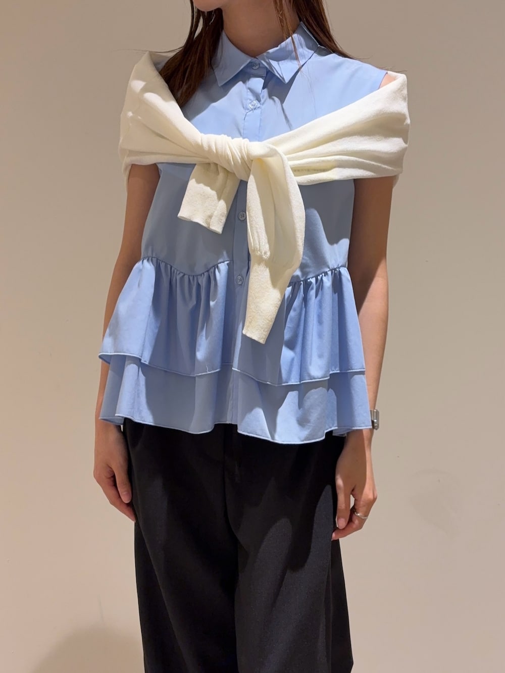 ブルー系のシャツ/ブラウス、グレー系のその他パンツ、ホワイト系のカーディガン/ボレロを着用したレディースの夏コーディネートの2枚目の写真