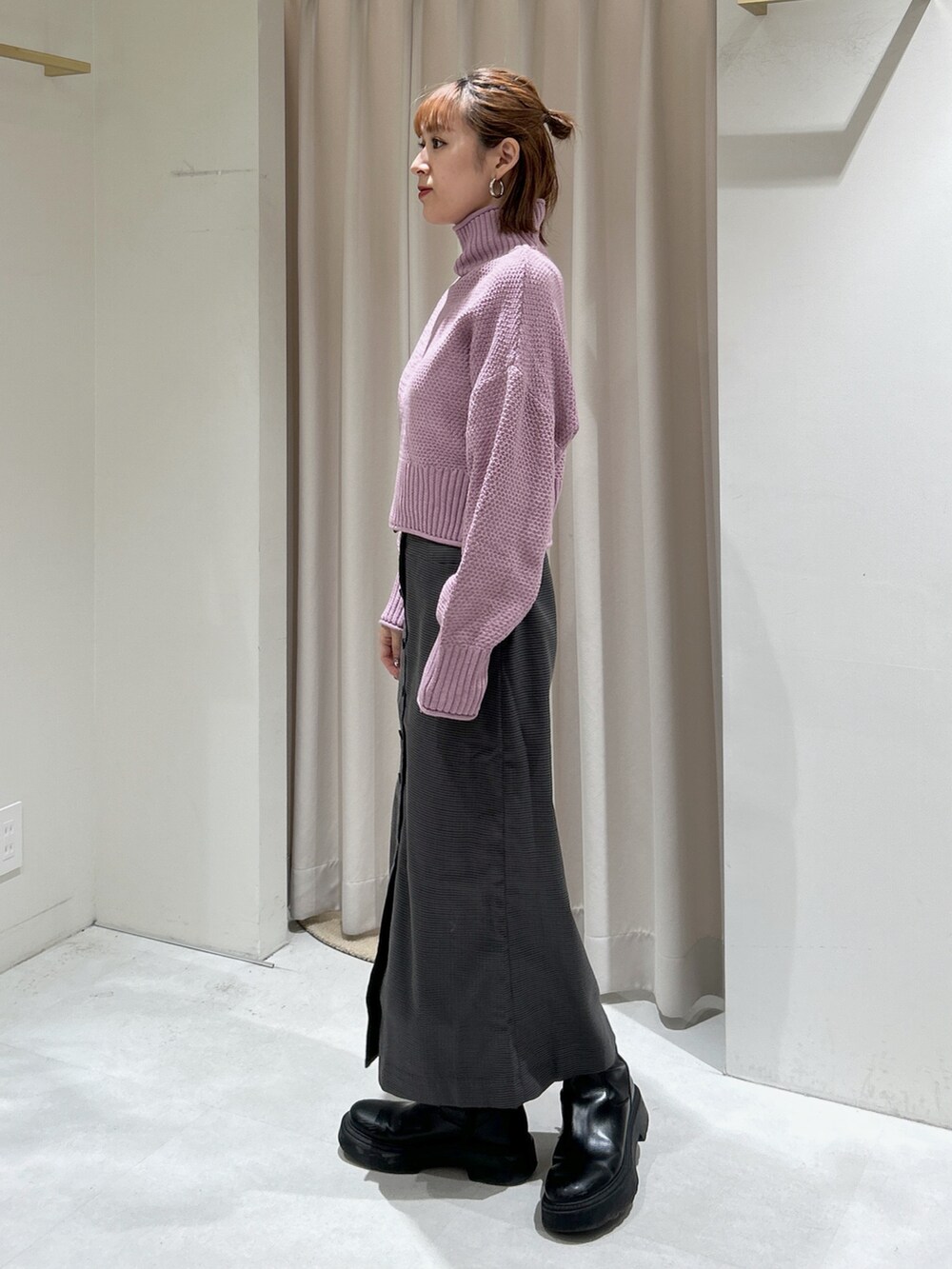 ピンク系のニット/セーター、グレー系のスカートを着用したレディースの冬コーディネートの2枚目の写真