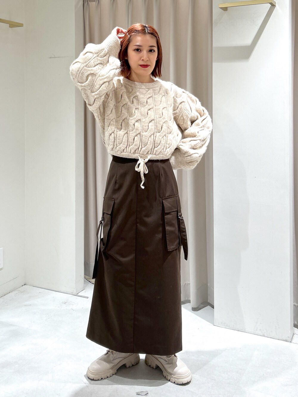 ホワイト系のニット/セーターを着用したレディースの冬コーディネートの2枚目の写真