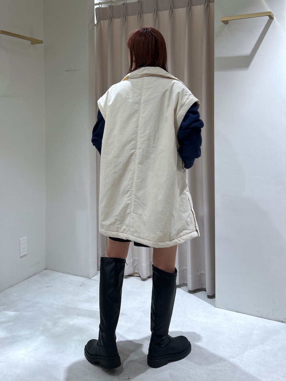 ブラック系のその他パンツ、ブルー系のスウェット、ホワイト系のダウンジャケット/コートを着用したレディースの秋コーディネートの2枚目の写真