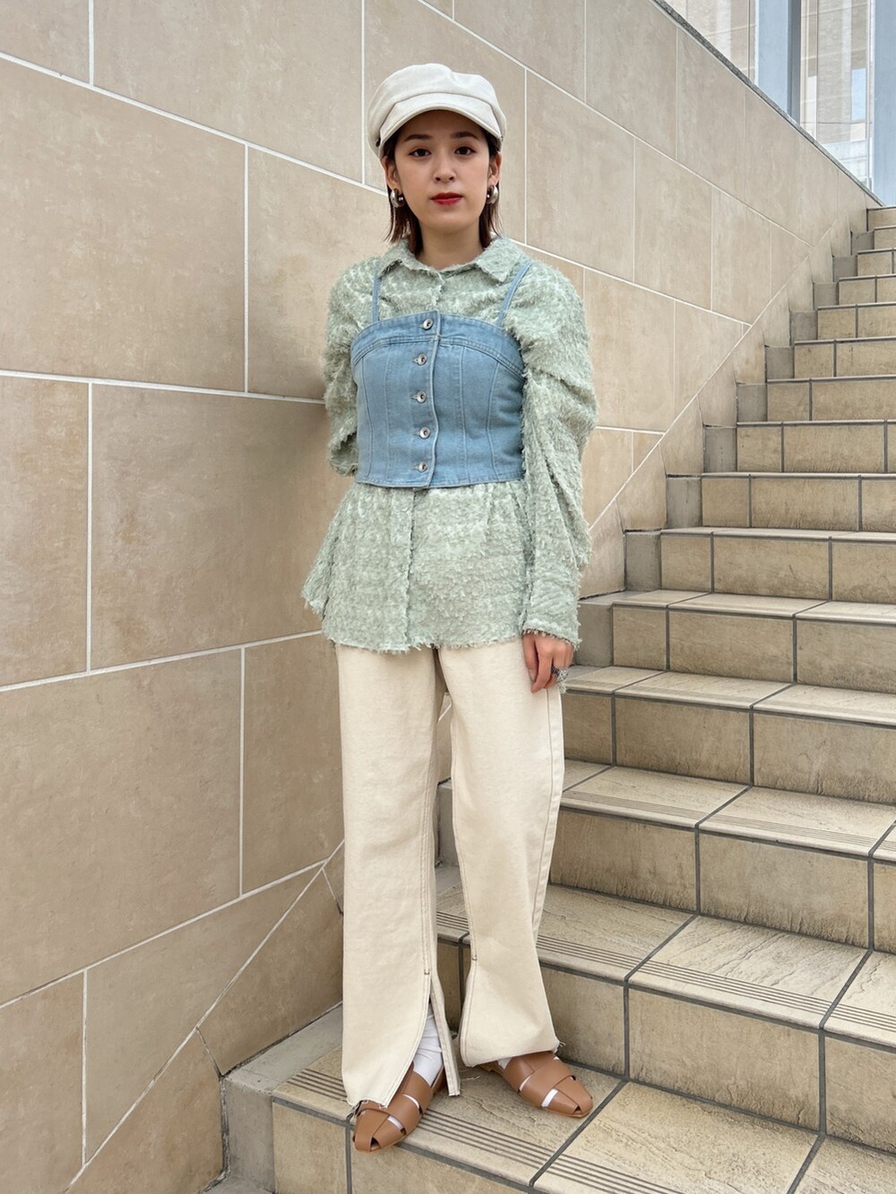 グリーン系のシャツ/ブラウス、ホワイト系のデニムパンツを着用したレディースの春コーディネートの2枚目の写真