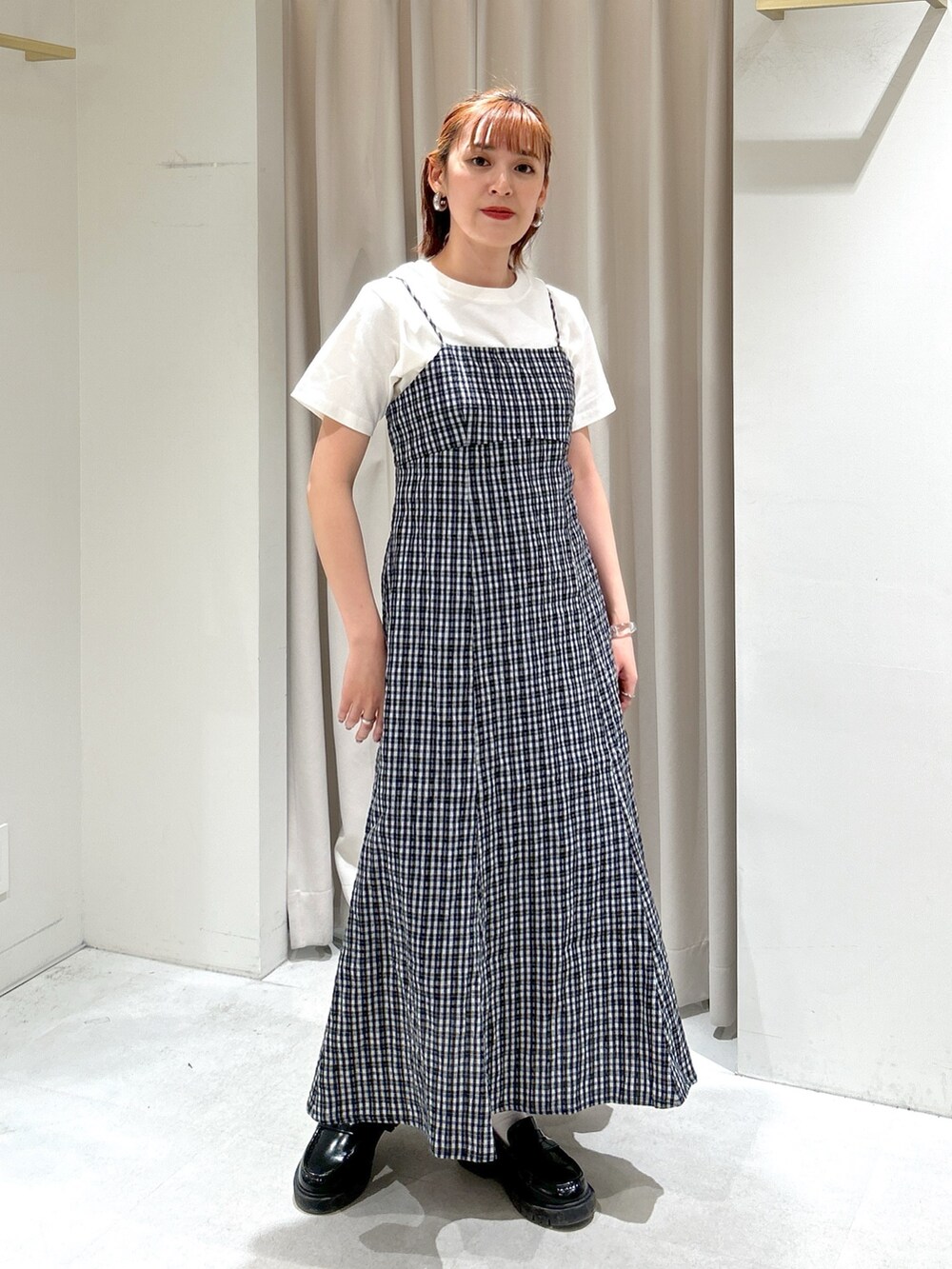 ブラック系のワンピース、グリーン系のテーラードジャケット、ホワイト系のTシャツ/カットソーを着用したレディースの春コーディネートの4枚目の写真