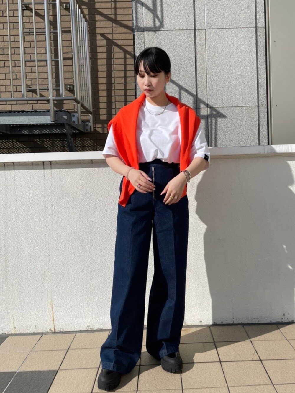 「droitbello、Ujoh、B'2nd、B'2nd roit、札幌、札幌ステラプレイス、ootd、カジュアル、ラクチンコーデ、春カラー、低身長コーデ、キレイめ、いいね、save、フォローお願いします🤑、お洒落さんとつながりたい、オレンジ」｜「UJOHのUjoh（ウジョ―）カーブヘムTシャツ（Tシャツ/カットソー、ホワイト系）」を使った、妃穂さん（レディース・152cm）の春コーディネートの2枚目の写真