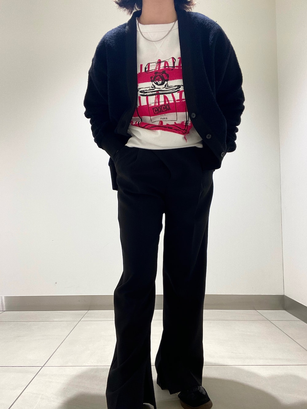 「Munich、DOROITBELO、Kare/me、B'2nd roit、ootd、black、samba、adidas、ZOFF」｜「Kare/MEのKare/ME（カーミー）PARIS 5クルーネックスウェット（スウェット、ホワイト系）」を使った、妃穂さん（レディース・152cm）の冬コーディネートの3枚目の写真