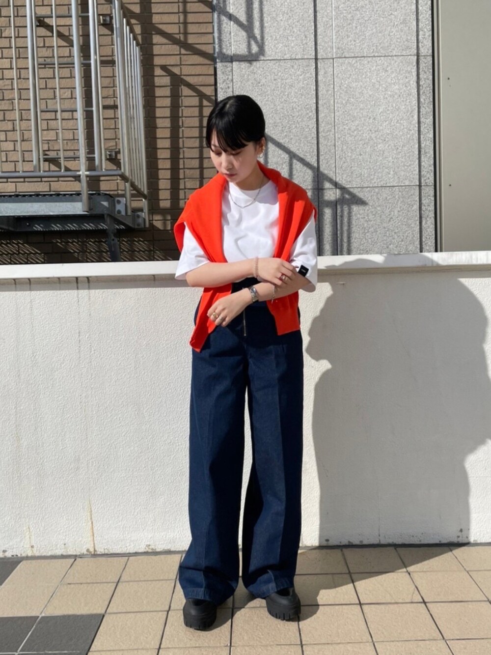 「droitbello、Ujoh、B'2nd、B'2nd roit、札幌、札幌ステラプレイス、ootd、カジュアル、ラクチンコーデ、春カラー、低身長コーデ、キレイめ、いいね、save、フォローお願いします🤑、お洒落さんとつながりたい、オレンジ」｜「UJOHのUjoh（ウジョ―）カーブヘムTシャツ（Tシャツ/カットソー、ホワイト系）」を使った、妃穂さん（レディース・152cm）の春コーディネートの3枚目の写真