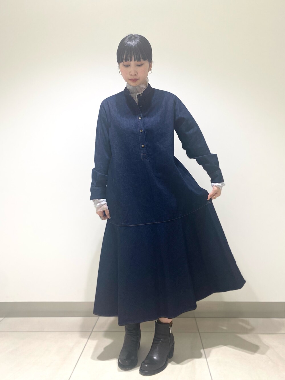 ブラック系のブーツ、ピンク系のTシャツ/カットソー、ブルー系のワンピースを着用したレディースの冬コーディネートの3枚目の写真