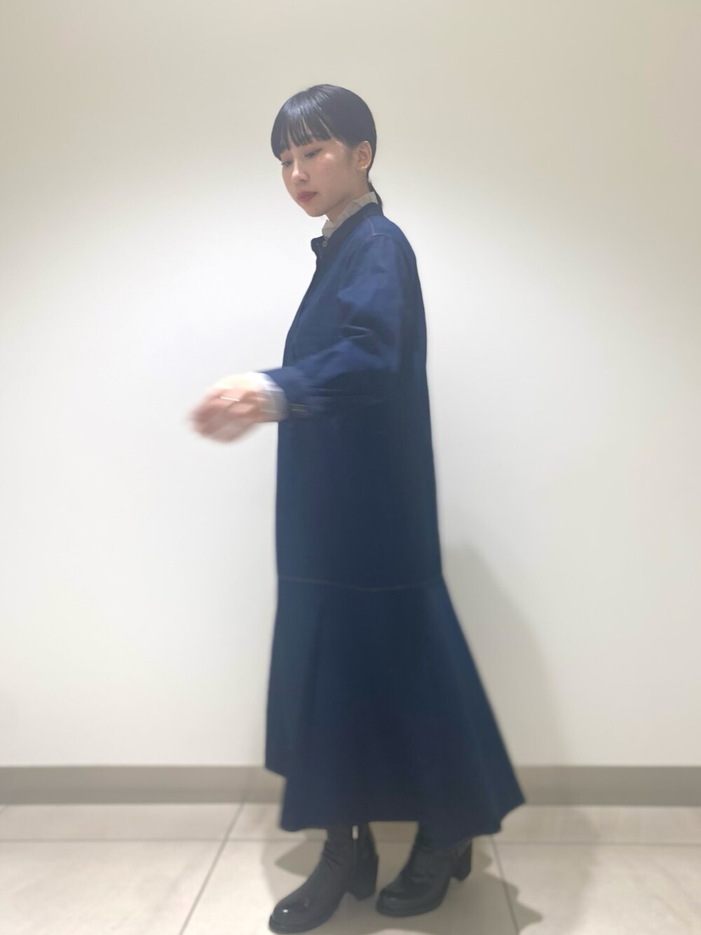 ブラック系のブーツ、ピンク系のTシャツ/カットソー、ブルー系のワンピースを着用したレディースの冬コーディネートの4枚目の写真
