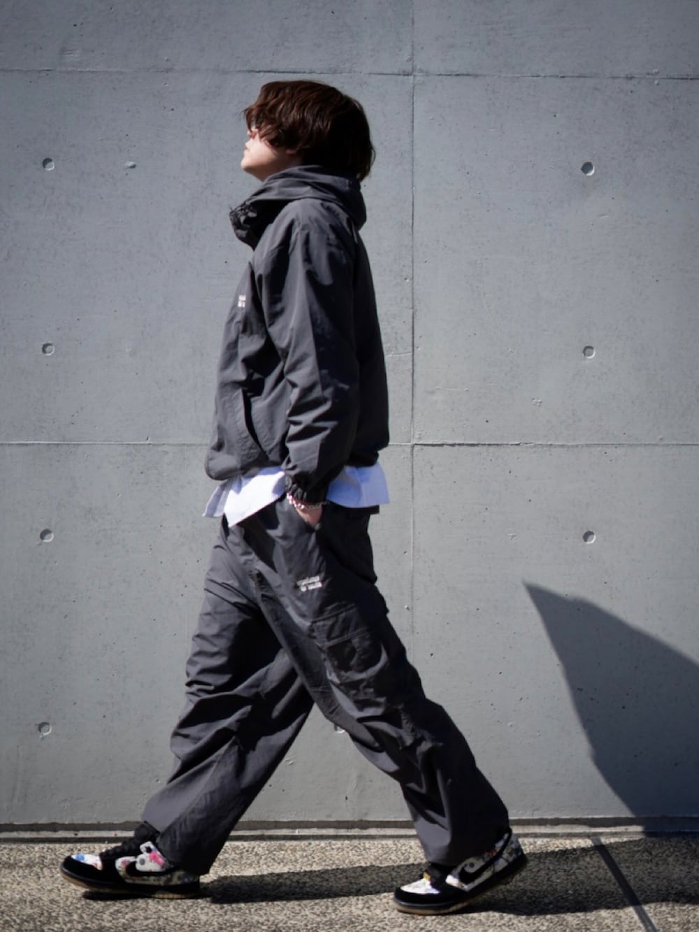 グレー系のカーゴパンツ、グレー系のブルゾン、ブルー系のシャツ/ブラウスを着用したメンズの春コーディネートの2枚目の写真