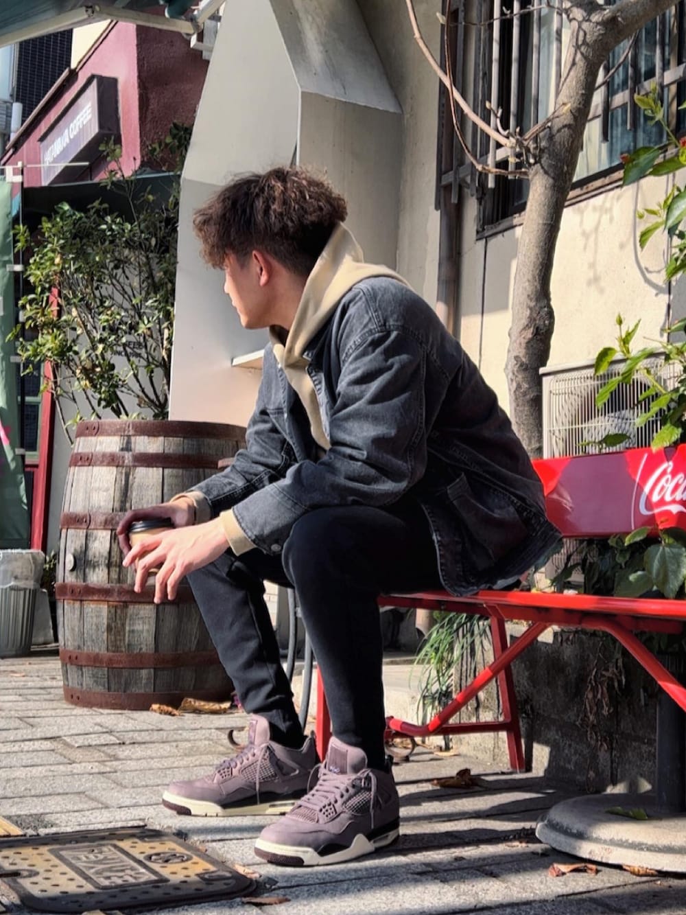 ブラック系のブルゾン、ブラック系のスウェットパンツ、ベージュ系のパーカーを着用したメンズの冬コーディネートの2枚目の写真