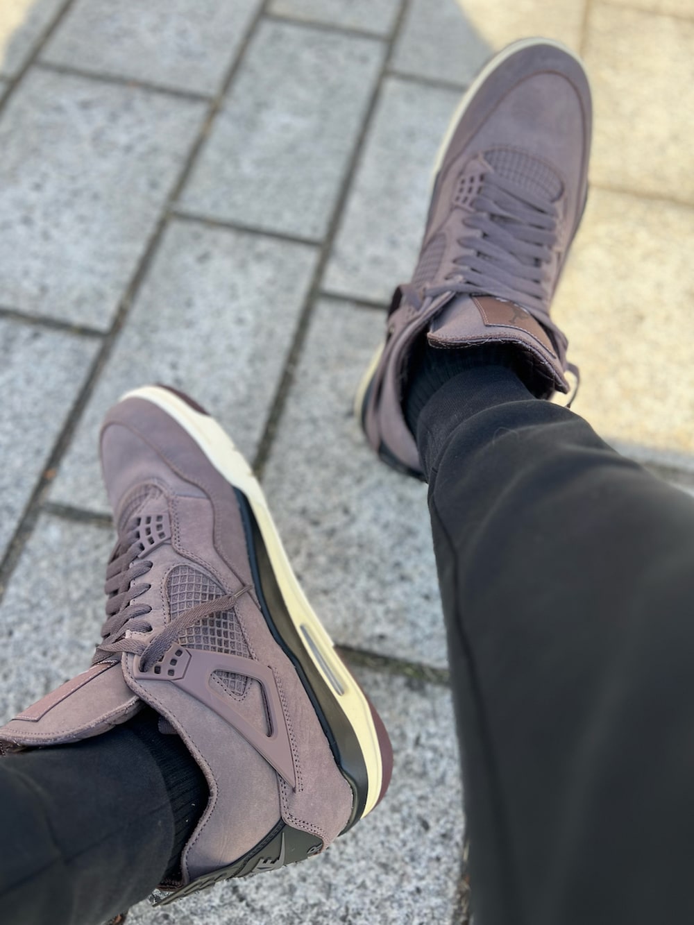 ブラック系のブルゾン、ブラック系のスウェットパンツ、ベージュ系のパーカーを着用したメンズの冬コーディネートの3枚目の写真